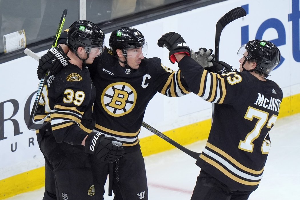 Hokejisté Bostonu se radují ze vstřeleného gólu