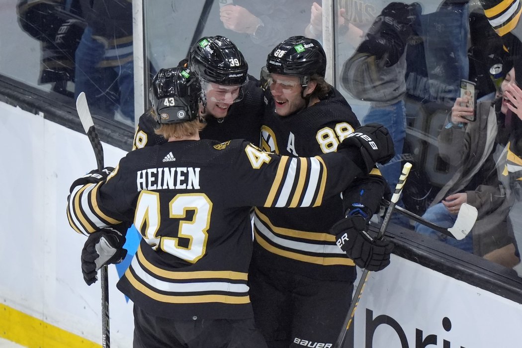 Boston Bruins se radují z gólu, ve kterém měl prsty David Pastrňák (vpravo)