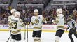 Boston Bruins se radují z gólu českého útočníka Davida Pastrňáka