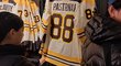 Ve  fanshopu Boston Bruins rychle mizí především dresy Davida Pastrňáka