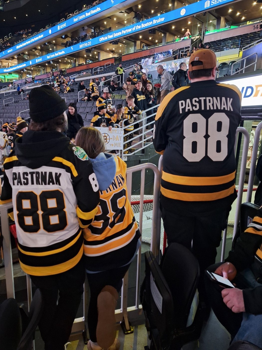 V bostonské TD Garden se stačí jen rozhlédnout kolem sebe, abyste poznali, kterého hráče fanoušci Bruins nyní nejvíc zbožňují