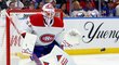 Brankář Canadiens Jake Allen se chystá zakročit proti střele