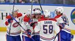 Montreal Canadiens se radují z gólu útočníka Brendana Gallaghera (uprostřed)