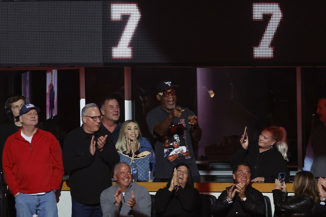 Na slavnostním vyvěšení dresu Chrise Cheliose v Chicagu nemohl chybět ani jeho velký kamarád a basketbalové legenda Dennis Rodman