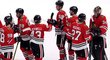 Hokejisté Chicaga oslavují domácí vítězství s českým brankářem Petrem Mrázkem