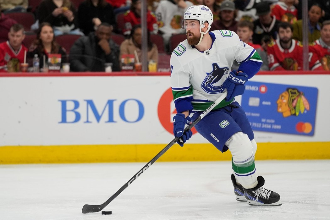 Český obránce Filip Hronek v dresu Vancouveru poprvé v NHL překonal hranici 40 bodů za sezonu