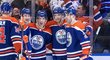 Edmonton Oilers oslavují gól, ve kterém měl znovu prsty kapitán Connor McDavid (druhý zprava)
