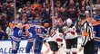 Edmonton Oilers s kapitánem Connorem McDavidem oslavují gól