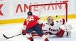 Bek Floridy Uvis Janis Balinskis dává svůj první gól v NHL