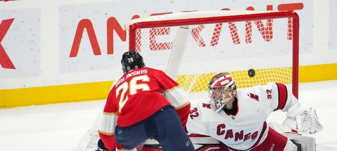 Bek Floridy Uvis Janis Balinskis dává svůj první gól v NHL