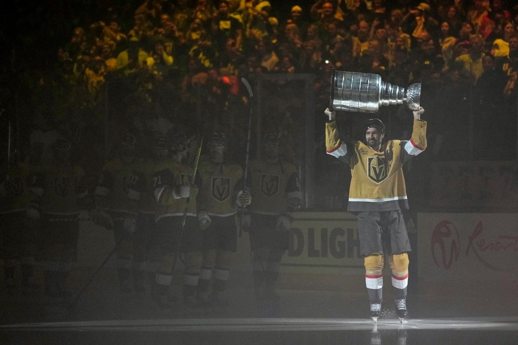 Kapitán Golden Knights Mark Stone naposledy zvedá nad hlavu Stanley Cup z minulé sezony