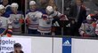 Vytočený kapitán Oilers Connor McDavid se chystá rozlomit hokejku o mantinel
