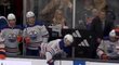 Kapitán Edmontonu Connor McDavid láme svoji hokejku o mantinel na střídačce po další zmařené šanci proti Davidu Rittichovi