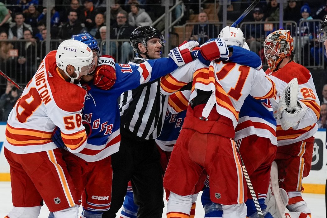 Hromadná potyčka mezi hokejisty Calgary a New York Rangers