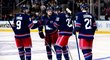 Hokejisté New York Rangers se radují ze vstřelené branky
