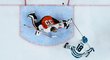 Útočník Sharks Filip Zadina překonává gólmana Flyers Samuela Erssona