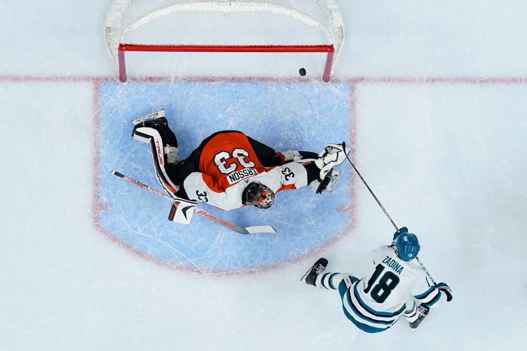 Útočník Sharks Filip Zadina překonává gólmana Flyers Samuela Erssona