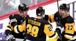 Hokejisté Pittsburghu oslavují trefu, o kterou se postaral kapitán Sidney Crosby (vlevo)