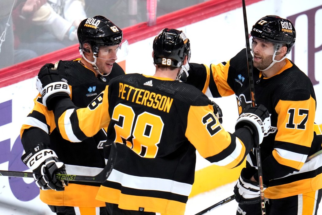 Hokejisté Pittsburghu oslavují trefu, o kterou se postaral kapitán Sidney Crosby (vlevo)
