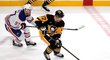 Kapitán Penguins Sidney Crosby ujíždí s pukem před Connorem McDavidem z Edmontonu