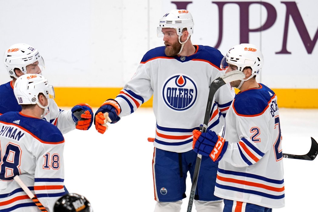 Hokejisté Edmontonu se radují z gólu Mattiase Ekholma (uprostřed)