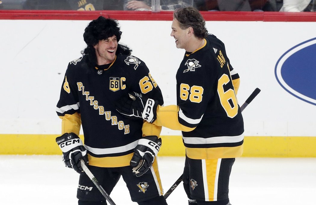 Jaromír Jágr se při svém posledním rozbruslení za Pittsburgh dobře baví s kapitánem Penguins Sidneym Crosbym, který si vzal pověstné háro