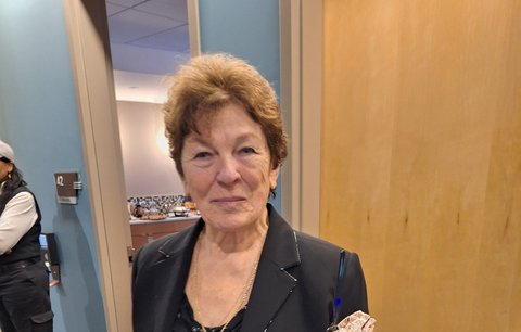 Anna Jágrová se zmrzlinou, která je ve stylu 68, tedy čísla dresu jejího syna, které už visí pod stropem haly v Pittsburghu