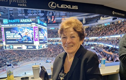 Anna Jágrová, matka hokejové legendy Jaromíra Jágra, sledovala zápas Pittsburghu s Los Angeles ze sky boxu