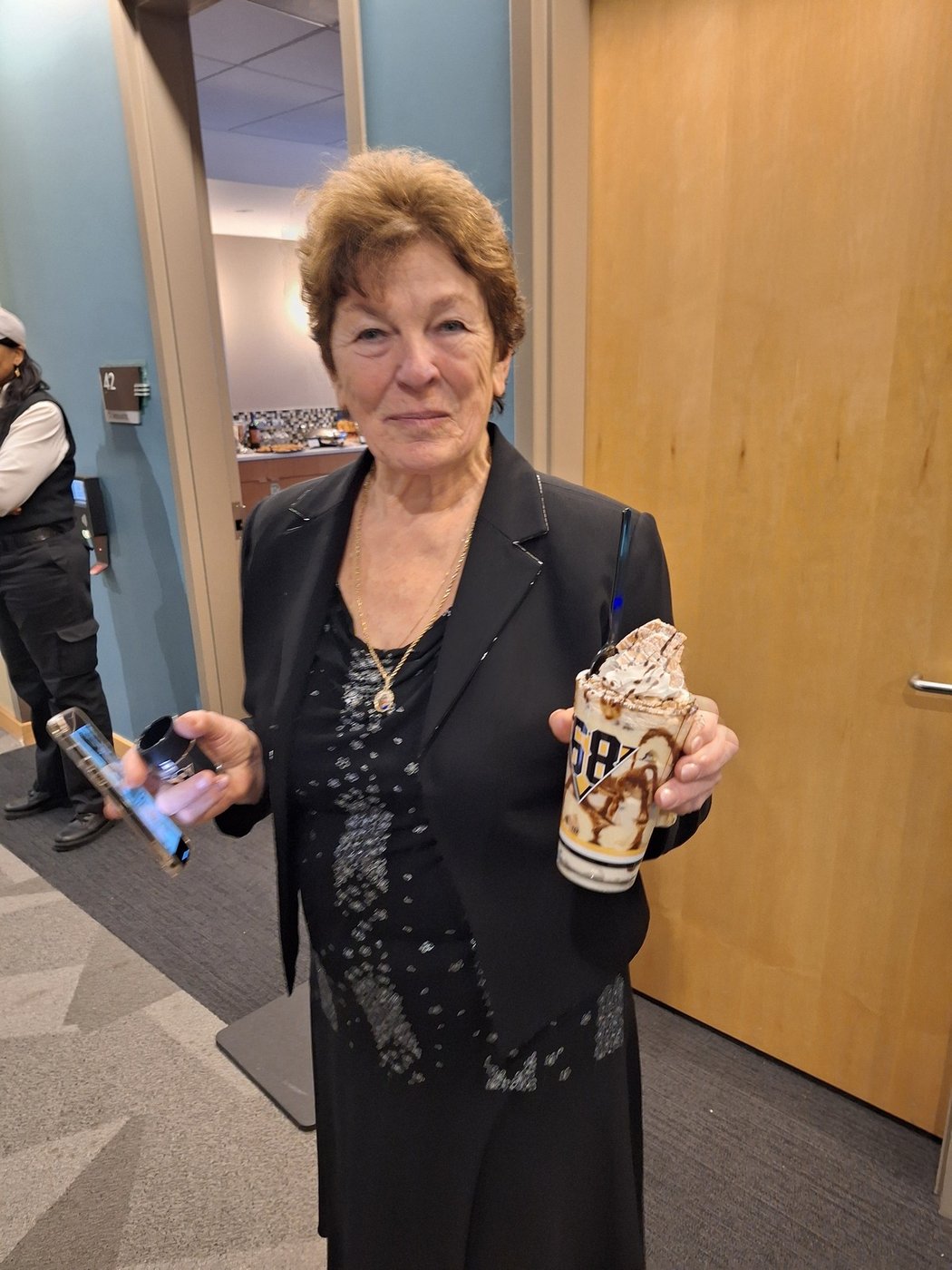 Anna Jágrová se zmrzlinou, která je ve stylu 68, tedy čísla dresu jejího syna, které už visí pod stropem haly v Pittsburghu