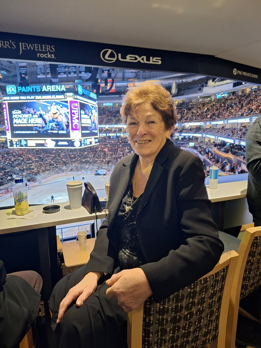 Anna Jágrová, matka hokejové legendy Jaromíra Jágra, sledovala zápas Pittsburghu s Los Angeles ze sky boxu