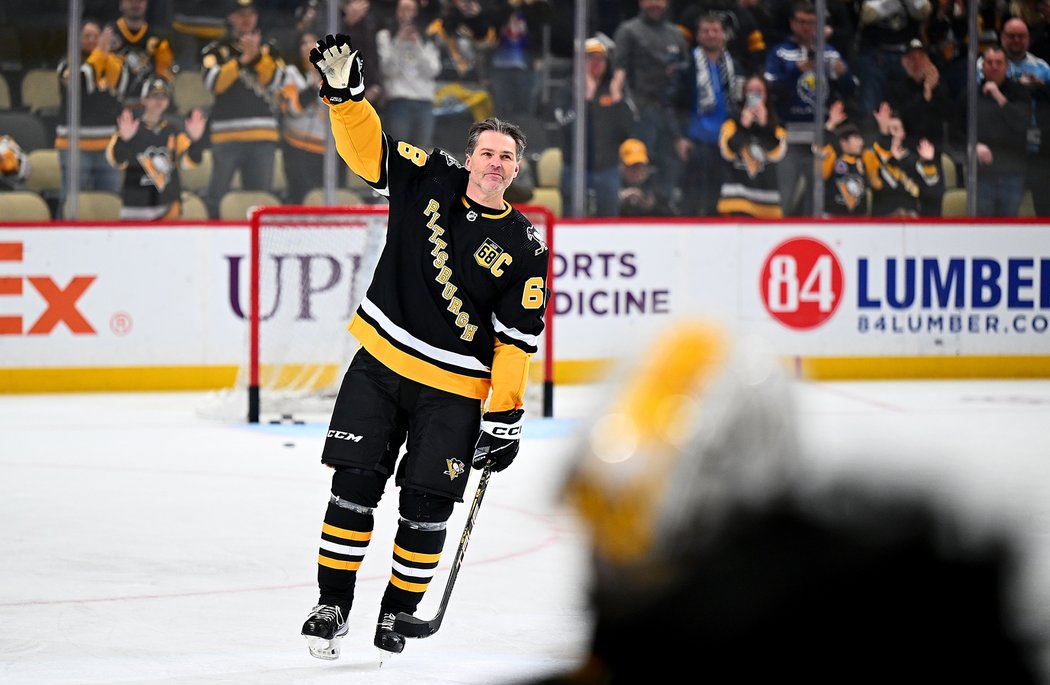 Jaromír Jágr zdraví fanoušky v Pittsburghu při svém posledním rozbruslení ve výstroji Penguins