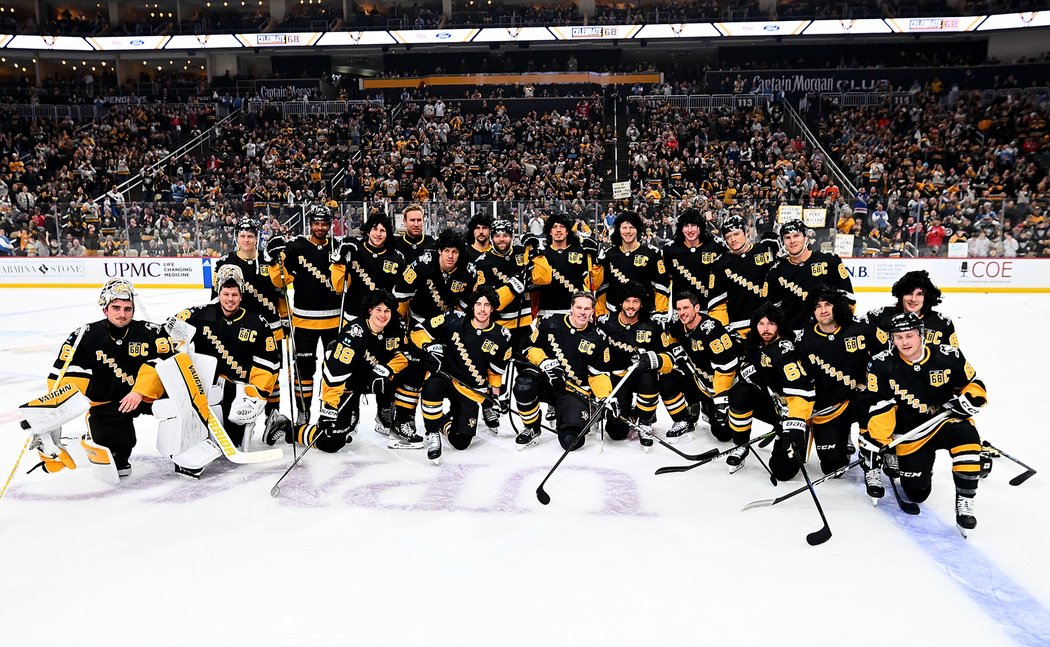Pittsburgh Penguins se fotí s Jaromírem Jágrem při jeho Last Dance na ledě v Pittsburghu