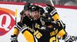 Radost hokejistů Pittsburgh z gólu, o který se postaral kapitán Sidney Crosby