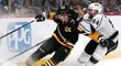 Kapitán Penguins Sidney Crosby bojuje o puk