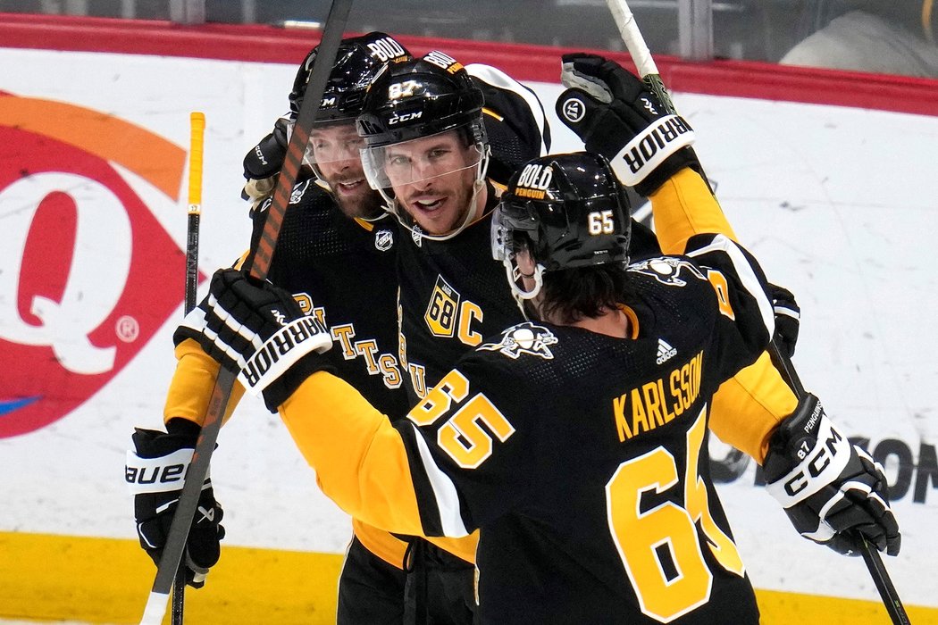 Radost hokejistů Pittsburgh z gólu, o který se postaral kapitán Sidney Crosby