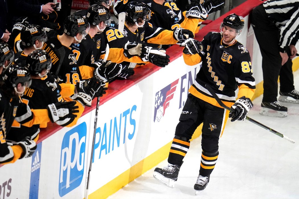 Kapitán Pittsburghu Sidney Crosby oslavuje gól