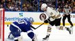 Útočník Bruins Pavel Zacha překonává brankáře Tampy Bay Jonase Johanssona