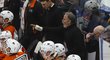 Kouč Philadelphie John Tortorella byl za svůj emoční výlev při utkání s Tampou Bay vykázán ze střídačky, navíc dostal od NHL trest