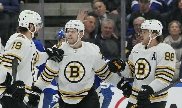 Show Čechů z Bostonu: Pastrňák (0+3) a Zacha (2+0) vyloupili Toronto