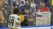 David Pastrňák sleduje nadšení malé české fanynky, která od útočníka Bostonu dostala puk poté, co si s rodinou přichystala krásný vzkaz pro krajany z Bruins