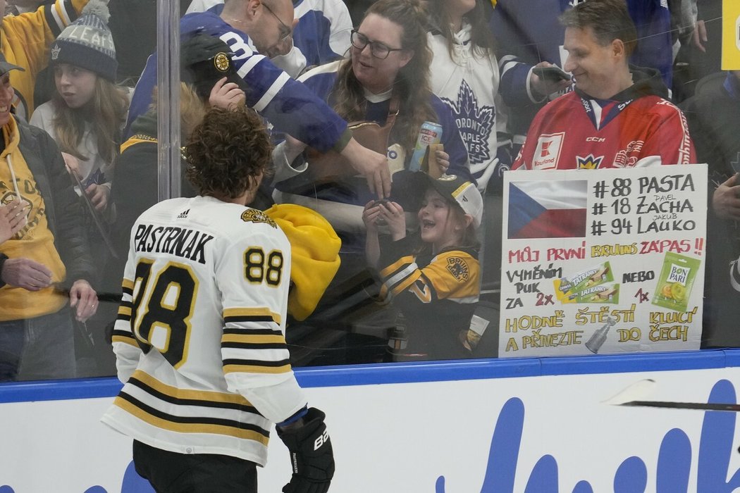 David Pastrňák sleduje nadšení malé české fanynky, která od útočníka Bostonu dostala puk poté, co si s rodinou přichystala krásný vzkaz pro krajany z Bruins