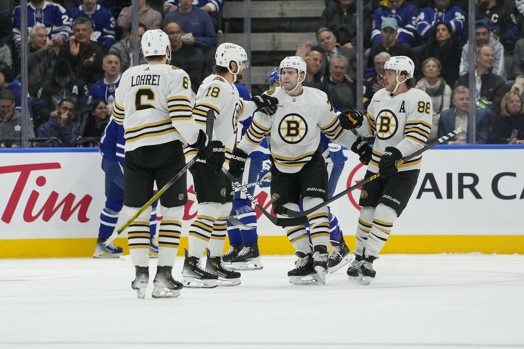 Hokejisté Bostonu se radují z gólu Pavla Zachy (druhý zleva), ve kterém měl prsty David Pastrňák (vpravo)