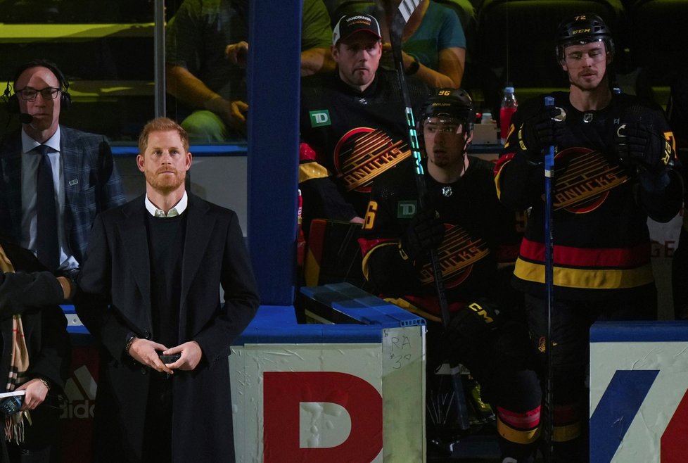 Princ Harry, vévoda ze Sussexu, se chystá vhodit úvodní buly zápasu NHL mezi Vancouverem a San Jose.