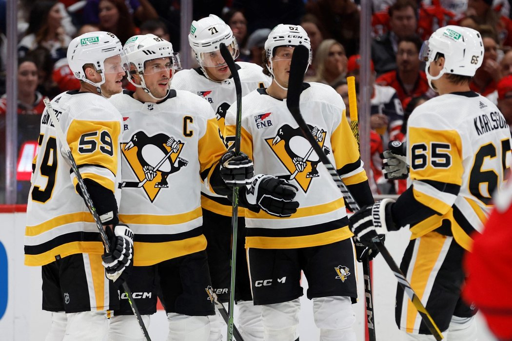 Pittsburgh Penguins oslavují gól, o který se postaral kapitán Sidney Crosby