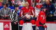 Kapitán Washingtonu Alexander Ovečkin těžce vstřebává průběh úvodního zápasu sezony