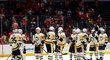 Hokejisté Pittsburghu oslavují vítězství ve Washingtonu