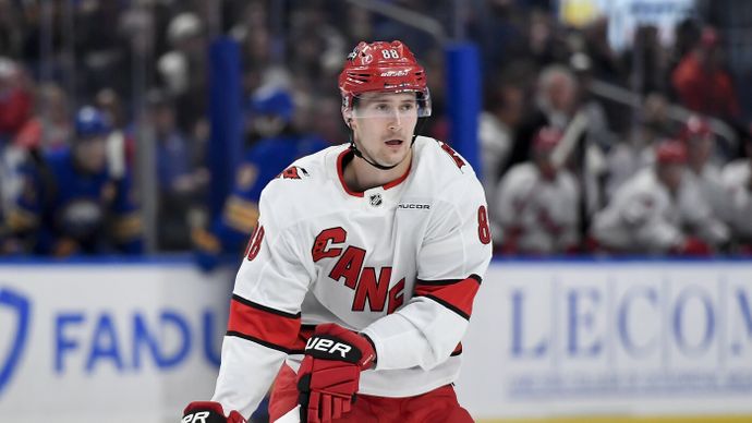 Nečas mění v NHL poprvé dres, Carolina ho poslala za Rantanena do Colorada