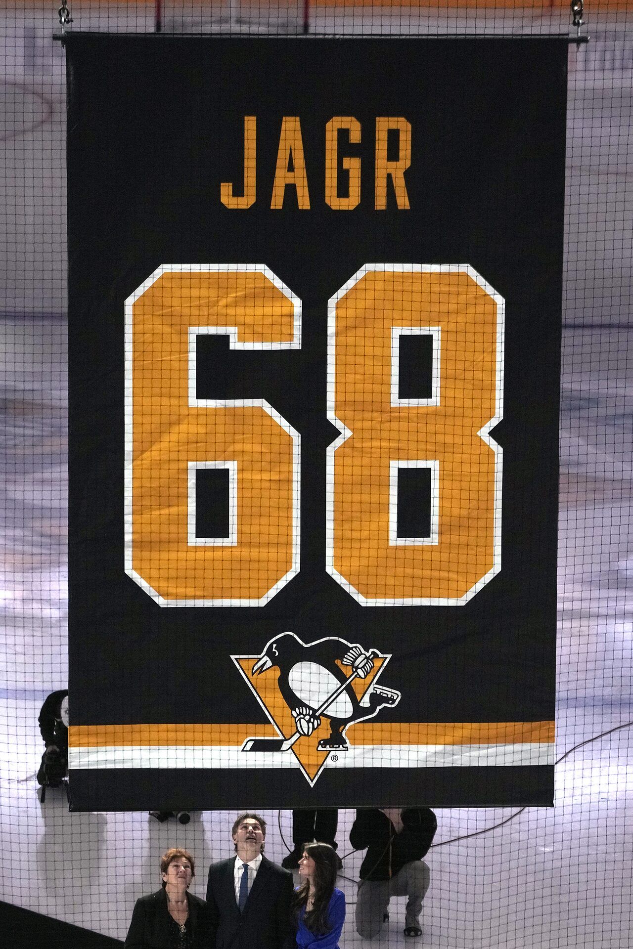 Jaromír Jágr vedle maminky Anny a přítelkyně Dominiky sleduje, jak jeho jméno a číslo 68 stoupá ke stropu haly v Pittsburghu Jaromír Jágr vedle maminky Anny a přítelkyně Dominiky sleduje, jak jeho jméno a číslo 68 stoupá ke stropu haly v Pittsburghu