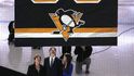 Jaromír Jágr vedle maminky Anny a přítelkyně Dominiky sleduje, jak jeho jméno a číslo 68 stoupá ke stropu haly v Pittsburghu