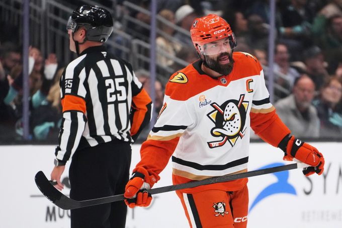 NHL ONLINE: Gudas s Mrázkem proti Chicagu. Klapka hraje v Carolině, v akci i Faksa NHL ONLINE: Gudas s Mrázkem proti Chicagu. Klapka hraje v Carolině, v akci i Faksa